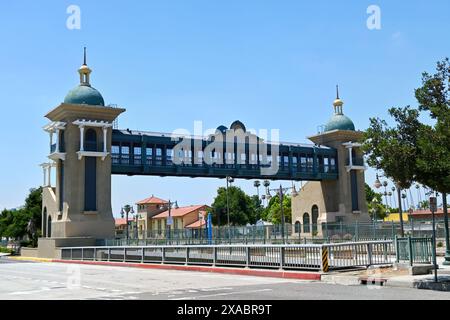 POMONA, KALIFORNIEN - 18. MAI 2024: Fußgängerüberführung an der Amtrak Station im Osten von Los Angeles County. Stockfoto