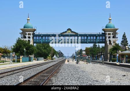 POMONA, KALIFORNIEN - 18. MAI 2024: Fußgängerüberführung an der Amtrak Station im Osten von Los Angeles County. Stockfoto