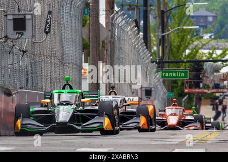Juni 2024: Juncos Hollinger Racing Pilot Romain Grosjean (77) fährt während des Chevrolet Detroit Grand Prix. Die NTT IndyCar Series veranstaltet den Chevrolet Grand Prix in den Straßen der Innenstadt von Detroit, Michigan. (Jonathan Tenca/CSM) Stockfoto
