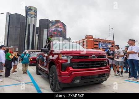 2. Juni 2024: Rinus Veekay (21) von Ed Carpenter Racing begrüßt Fans vor dem Chevrolet Detroit Grand Prix. Die NTT IndyCar Series veranstaltet den Chevrolet Grand Prix in den Straßen der Innenstadt von Detroit, Michigan. (Jonathan Tenca/CSM) Stockfoto