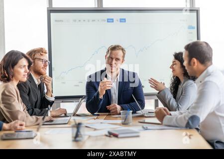 Geschäftstreffen mit man Presenter, Leitung des Gesprächs in Modern Office Stockfoto
