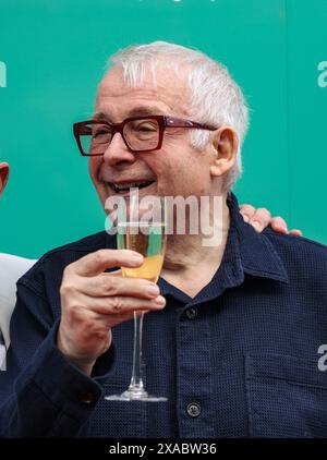 London, Großbritannien. Juni 2024. Christopher Biggins sah beim Presseabend für "Kathy und Stella lösen einen Mord!" Im Ambassadors Theatre in London. Quelle: SOPA Images Limited/Alamy Live News Stockfoto