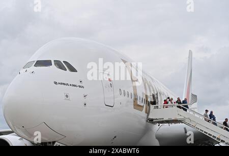 Schönefeld, Deutschland. Juni 2024. Auf der ILA Berlin Air Show am 5. Juni 2024 in Schönefeld sehen Menschen ein Flugzeug des Typs Airbus A380-800. Mit der Teilnahme von rund 600 Ausstellern startete hier am Mittwoch die ILA Berlin Air Show 2024 und dauert bis Sonntag. Quelle: Ren Pengfei/Xinhua/Alamy Live News Stockfoto