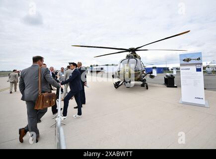 Schönefeld, Deutschland. Juni 2024. Auf der ILA Berlin Air Show am 5. Juni 2024 in Schönefeld sehen Menschen einen H145M Hubschrauber. Mit der Teilnahme von rund 600 Ausstellern startete hier am Mittwoch die ILA Berlin Air Show 2024 und dauert bis Sonntag. Quelle: Ren Pengfei/Xinhua/Alamy Live News Stockfoto