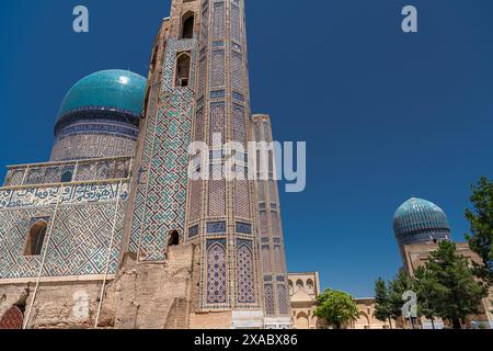 Architektonische Details der Bibi-Chanym-Moschee in Samarkand, Usbekistan. Hintergrundbild mit Mosaik Stockfoto