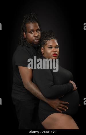 Ein seriöses Studio-Profil-Porträt eines schönen afroamerikanischen Paares, das für Mutterschaftsporträts posiert Stockfoto