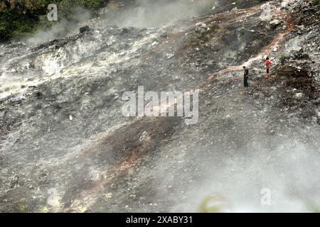 Besucher auf dem Fumarole Field in Bukit Kasih, einem beliebten Ziel für Natur-, Kultur- und religiösen Tourismus in North Sulawesi, Indonesien. Stockfoto