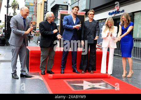 Mai 2024, Los Angeles, CA, USA: LOS ANGELES - 23. MAI: Steven Nissen, George Miller, Chris Hemsworth, Robert Downey Jr, Ellen K, Sarah Zurell bei der Chris Hemsworth Star Zeremonie im Hollywood Walk of Fame am 23. Mai 2024 in Los Angeles, CA. (Bild: © Kay Blake/ZUMA Press Wire) NUR REDAKTIONELLE VERWENDUNG! Nicht für kommerzielle ZWECKE! Stockfoto