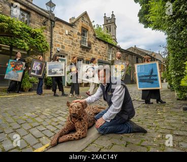 Circus Lane, New Town, Edinburgh, Großbritannien. Juni 2024. Starten Sie die Fotozellen-Veranstaltung für den NT Art Month, einem Kunstfestival, das unabhängige Kunstgalerien feiert. Die Veranstaltung findet vom 7. Juni bis zum 30. Juni 2024 statt. Im malerischen Circus Lane in Edinburghs New Town werden Vertreter der Bildergalerie mit einer Auswahl an Kunst und Skulpturen präsentiert, die während des NT Art Month Festivals zu sehen sind. Foto: phil wilkinson/Alamy Live News Stockfoto