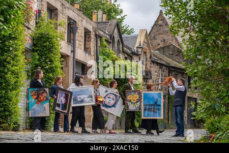 Circus Lane, New Town, Edinburgh, Großbritannien. Juni 2024. Starten Sie die Fotozellen-Veranstaltung für den NT Art Month, einem Kunstfestival, das unabhängige Kunstgalerien feiert. Die Veranstaltung findet vom 7. Juni bis zum 30. Juni 2024 statt. Im malerischen Circus Lane in Edinburghs New Town werden Vertreter der Bildergalerie mit einer Auswahl an Kunst und Skulpturen präsentiert, die während des NT Art Month Festivals zu sehen sind. Foto: phil wilkinson/Alamy Live News Stockfoto