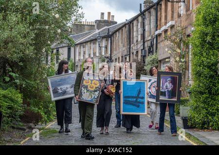 Circus Lane, New Town, Edinburgh, Großbritannien. Juni 2024. Starten Sie die Fotozellen-Veranstaltung für den NT Art Month, einem Kunstfestival, das unabhängige Kunstgalerien feiert. Die Veranstaltung findet vom 7. Juni bis zum 30. Juni 2024 statt. Im malerischen Circus Lane in Edinburghs New Town werden Vertreter der Bildergalerie mit einer Auswahl an Kunst und Skulpturen präsentiert, die während des NT Art Month Festivals zu sehen sind. Foto: phil wilkinson/Alamy Live News Stockfoto