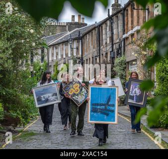 Circus Lane, New Town, Edinburgh, Großbritannien. Juni 2024. Starten Sie die Fotozellen-Veranstaltung für den NT Art Month, einem Kunstfestival, das unabhängige Kunstgalerien feiert. Die Veranstaltung findet vom 7. Juni bis zum 30. Juni 2024 statt. Im malerischen Circus Lane in Edinburghs New Town werden Vertreter der Bildergalerie mit einer Auswahl an Kunst und Skulpturen präsentiert, die während des NT Art Month Festivals zu sehen sind. Foto: phil wilkinson/Alamy Live News Stockfoto