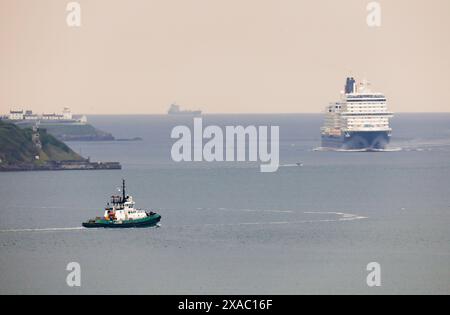 Cobh, Cork, Irland. Juni 2024. Schlepper Alex trifft Cunards brandneues Kreuzfahrtschiff MS Queen Anne, während sie auf dem Weg zu ihrem ersten Besuch in Cobh, Co., am Leuchtturm von Roches Point vorbeifährt. Cork, Irland – Bild: David Creedon / Alamy Live News Stockfoto