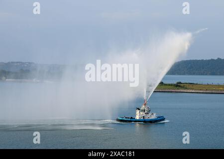 Cobh, Cork, Irland. Juni 2024. Das Schleppboot Gerry O'Sullivan begrüßt das neue Cunard-Kreuzfahrtschiff MS Queen Anne bei einem Besuch in Cobh, Co. Cork zum ersten Mal. - Bild: David Creedon / Alamy Live News Stockfoto