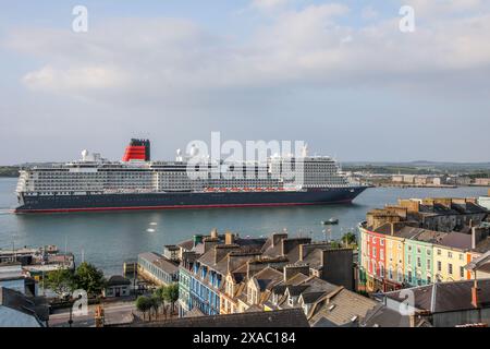 Cobh, Cork, Irland. Juni 2024. Cunards neues Kreuzfahrtschiff MS Queen Anne dampft an den Häusern am Meer vorbei, während sie auf dem Weg zum ersten Besuch des Tiefwasseranlegeplatzes in Cobh, Co. Ist. Cork, Irland. - Bild: David Creedon / Alamy Live News Stockfoto