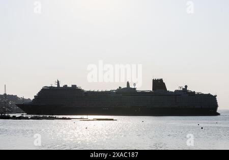 Cobh, Cork, Irland. Juni 2024. Cunards neues Kreuzfahrtschiff MS Queen Annes wird während eines Wendemanövers in Silhouted versetzt, bevor es an der Tiefwasseranlegestelle in Cobh, Co. Anlegt. Cork, Irland. - Bild: David Creedon / Alamy Live News Stockfoto