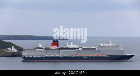 Churchbay, Cork, Irland. Juni 2024. Cunards brandneues Linienschiff Queen Anne segelt am Leuchtturm vorbei, während sie zu einer Reise nach Southampton am Roches Point, Co. Cork, Irland – Bild: David Creedon / Alamy Live News Stockfoto