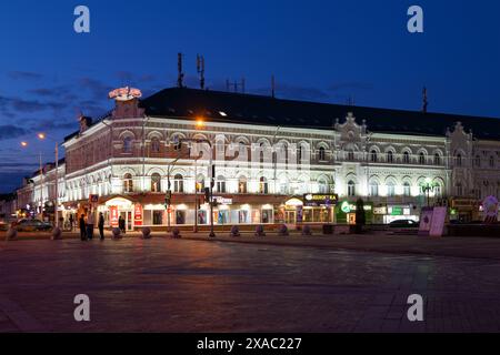 PENZA, RUSSLAND - 01. MAI 2024: Das alte Gebäude des Einkaufszentrums 'Gostiny Dvor' in einer Mainacht Stockfoto