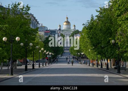 PENZA, RUSSLAND - 02. MAI 2024: Spassky-Kathedrale in der Stadtlandschaft an einem sonnigen Maimorgen Stockfoto