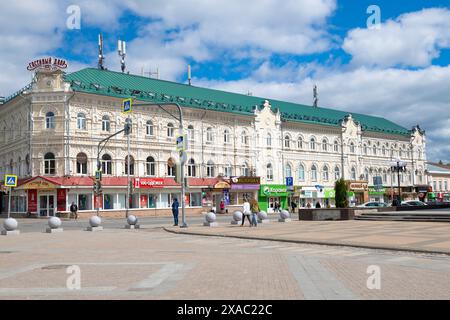 PENZA, RUSSLAND - 2. MAI 2024: Blick auf das alte Gebäude von Gostiny Dvor an einem sonnigen Maitag Stockfoto