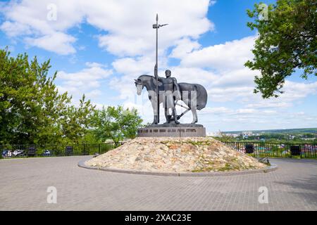 PENZA, RUSSLAND - 2. MAI 2024: Blick auf das Denkmal für den ersten Siedler an einem sonnigen Maitag Stockfoto