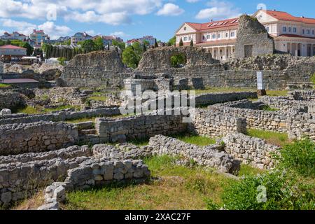 Sonniger Maitag auf den Ruinen des alten Chersonesos. Sewastopol, Krim Stockfoto