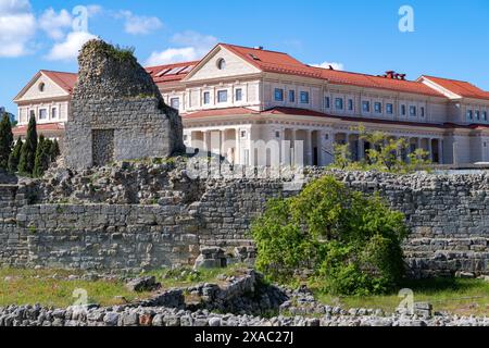 SEWASTOPOL, KRIM - 16. MAI 2024: Die Ruinen des alten Chersonesus und das neue Gebäude des Museumskomplexes an einem sonnigen Maitag Stockfoto