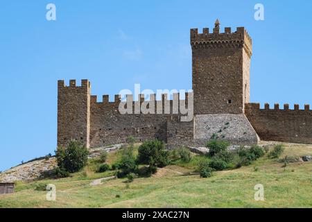 Konsularschloss in der alten genuesischen Festung an einem sonnigen Maitag. Sudak, Krim Stockfoto