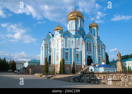 ZADONSK, RUSSLAND - 20. MAI 2023: Kathedrale des Wladimir Ikone der Mutter Gottes in der Geburt von Zadonsk des Klosters Theotokos an einem sonnigen Mai Stockfoto