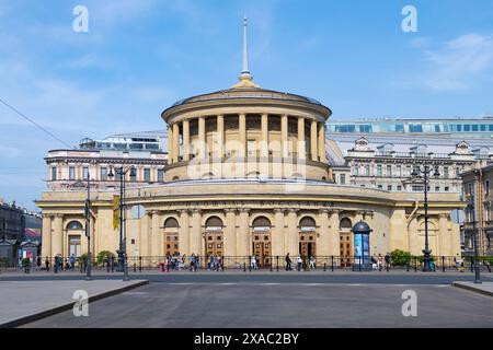 SANKT PETERSBURG, RUSSLAND - 02. JUNI 2024: Der Bau des Bodenpavillons der U-Bahn-Station Ploschtschad Wosstaniya (1955) an einem sonnigen Juni-Tag Stockfoto