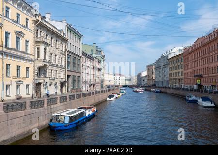 SANKT PETERSBURG, RUSSLAND - 02. JUNI 2024: Klassischer Blick auf den Fluss Moika von der Grünen Brücke an einem sonnigen Juni-Tag Stockfoto