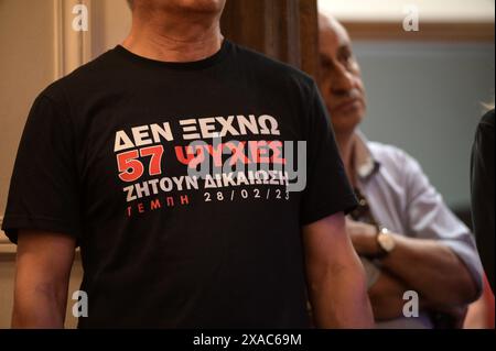 Athen, Griechenland. 5. Juni 2024. Ein Teilnehmer der Pressekonferenz trägt ein T-Shirt mit der Aufschrift: "Ich vergesse es nicht. 57 Seelen suchen Gerechtigkeit. Familien der 57 Opfer der tödlichen Eisenbahnkatastrophe in Tempi haben heute 1,5 Millionen Unterschriften eingereicht, um die Immunität der Minister auf einer Pressekonferenz in der Anwaltskammer aufzuheben, in der die Top-Juristen A sowie Vertreter aller politischen Parteien anwesend waren. Der Zugunglück in Tempi am 28. Februar 2023 ist die tödlichste Eisenbahnkatastrophe in der griechischen Geschichte, während den Verantwortlichen bis heute keine Gerechtigkeit zuteil wurde Stockfoto