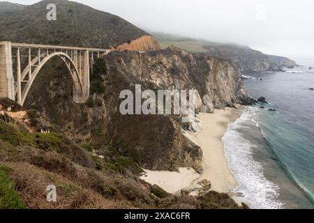 Die Bixby Bridge an der Meeresküste von Big Sur, Kalifornien, bietet eine malerische Kulisse für Roadtrips Stockfoto