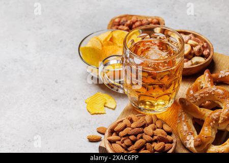 Verschiedene Bierstände: Chips, Nüsse, Brezeln. Verschiedene Optionen für die Aktualisierung mit Kopierbereich Stockfoto