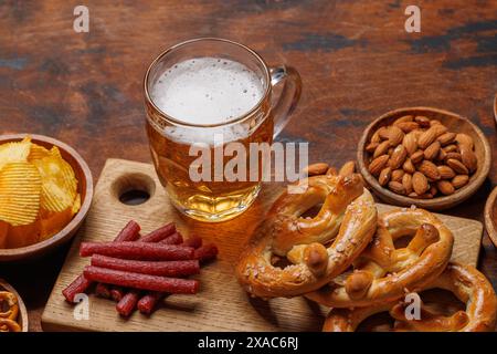 Verschiedene Bierstände: Chips, Nüsse, Brezeln. Verschiedene Optionen für Erfrischungen Stockfoto