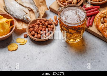 Verschiedene Bierstände: Chips, Nüsse, Brezeln. Verschiedene Optionen für die Aktualisierung mit Kopierbereich Stockfoto