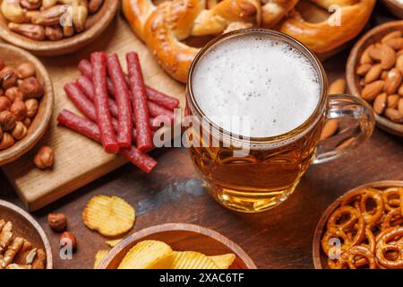 Verschiedene Bierstände: Chips, Nüsse, Brezeln. Verschiedene Optionen für Erfrischungen Stockfoto