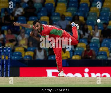 Bridgetown, Barbados. Juni 2024. ICC T20 World Cup 2024 – Australien gegen Oman Oman Shakeel Ahmed Bowls in der ICC T20 World Cup im Kensington Oval, Bridgetown, Barbados. Quelle: Ian Jacobs/Alamy Live News Stockfoto