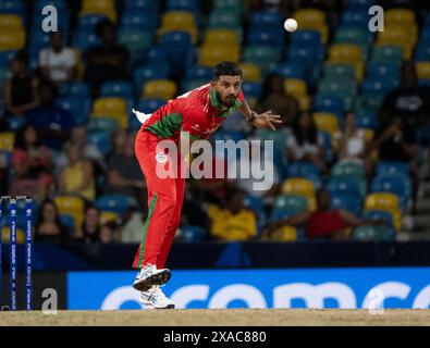 Bridgetown, Barbados. Juni 2024. ICC T20 World Cup 2024 – Australien gegen Oman die Aqib Ilyas Bowls in Australien gegen Oman im Kensington Oval, Bridgetown, Barbados. Quelle: Ian Jacobs/Alamy Live News Stockfoto