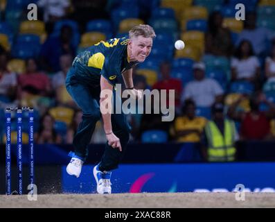 Bridgetown, Barbados. Juni 2024. ICC T20 World Cup 2024 - Australien gegen Oman Australien die Nathan Ellis Bowls in Australien nehmen im Kensington Oval, Bridgetown, Barbados, gegen Oman auf. Quelle: Ian Jacobs/Alamy Live News Stockfoto