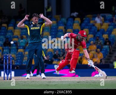 Bridgetown, Barbados. Juni 2024. ICC T20 World Cup 2024 – Australien gegen Oman Ein enger Aufruf für Omans Ayaan Khan, während Marcus Stoinis ansieht, wie Australien im Kensington Oval, Bridgetown, Barbados, gegen Oman antritt. Quelle: Ian Jacobs/Alamy Live News Stockfoto