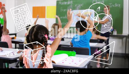 Bild von mathematischen Konzeptsymbolen gegen Schüler, die ihre Hände in der Klasse heben Stockfoto