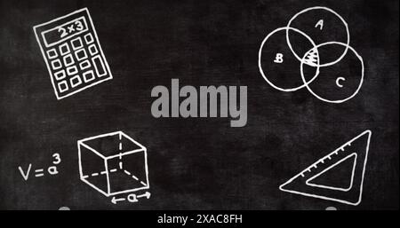 Abbildung mehrerer mathematischer Konzeptsymbole vor der Tafel Stockfoto