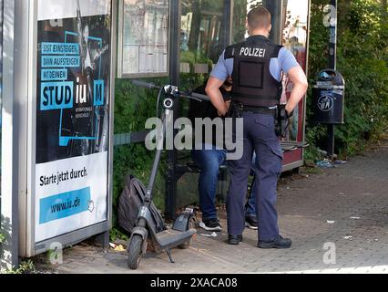 CVAG Bus Polizeieinsatz 03.06. 2024, Chemnitz, Hainstraße/Palmstraße, gegen 18,30 Uhr kam die Polizei an der Bushaltestelle zum Einsatz. Ein Fahrgast war mit einem Elektroroller, welcher eine Straßenzulassung hatte Mopedkennzeichen im Bus mitfahren. Der Busfahrer konnte ihn aber nicht Befördern, weil solche E-Roller von der Beförderung ausgeschlossen sind. Der Fahrgast weigerte sich den Bus zu verlassen und blockierte so die Weiterfahrt des Busses Linie 21. Chemnitz Sachsen BRD *** CVAG Buspolizeibetrieb 03 06 2024, Chemnitz, Hainstraße Palmstraße, gegen 6,30 Uhr kam die Polizei in Th Stockfoto