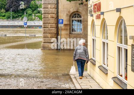 Passauer Altstadt im Uferbereich überflutet, Hochwasser an der Donau, Passau, 5. Juni 2024 Deutschland, Passau, 5. Juni 2024, Passauer Altstadt steht im Uferbereich unter Wasser, Überschwemmungsgebiet an der Donau, Passantin, Flutkatastrophe in Bayern, Niederbayern, *** Passauer Altstadt überschwemmt im Uferbereich, Überschwemmung an der Donau, Passau, 5. Juni 2024 Deutschland, Passau, Passau, 5. Juni 2024, Passauer Altstadt überschwemmt im Uferbereich, Hochwassergebiet an der Donau, Passanten, Hochwasserkatastrophe in Bayern, Niederbayern, Stockfoto