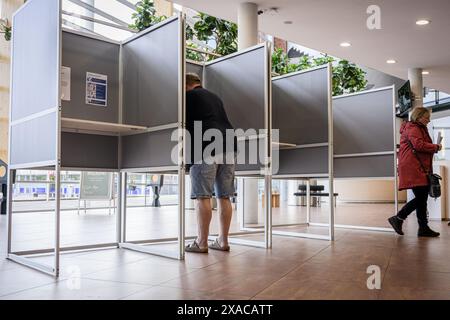 GOOR - die Wähler stimmen im Wahlhaus im Rathaus von Hof van Twente zur Wahl der niederländischen Abgeordneten für das Europäische Parlament ab. ANP EMIEL MUIJDERMAN niederlande aus - belgien aus Stockfoto