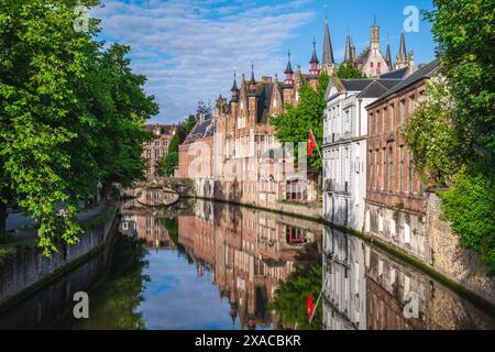 Landschaft des Dijver-Kanals im historischen Zentrum von Brügge, Belgien Stockfoto