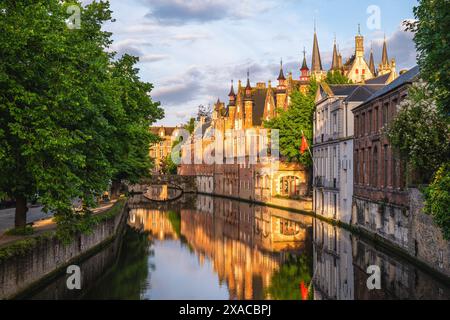 Landschaft des Dijver-Kanals im historischen Zentrum von Brügge, Belgien Stockfoto