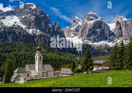 Colfosco-Calfosch mit Sellagruppe dahinter, Val Badia, Dolomiten, Südtirol, Italien Stockfoto