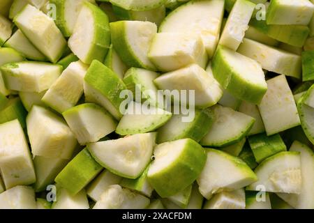 Blick von oben auf Zucchin, das zum Braten gewürfelt wird Stockfoto